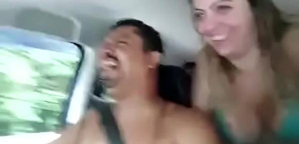  Mostrando os peitos no carro de paty e el toro fomos até a praia com a galera